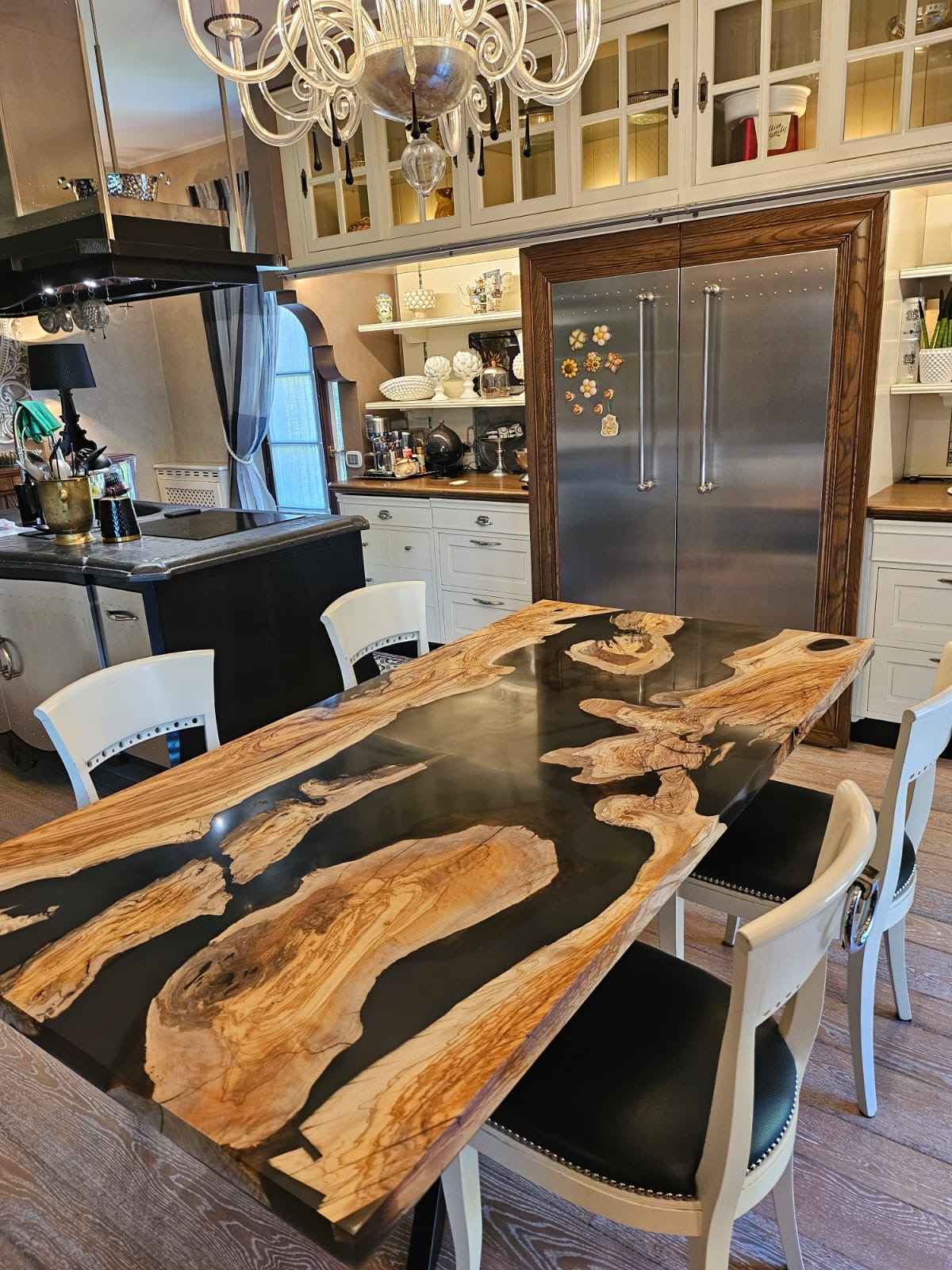 Tavolo da pranzo in legno massello di Ulivo secolare e resina | Su Misura