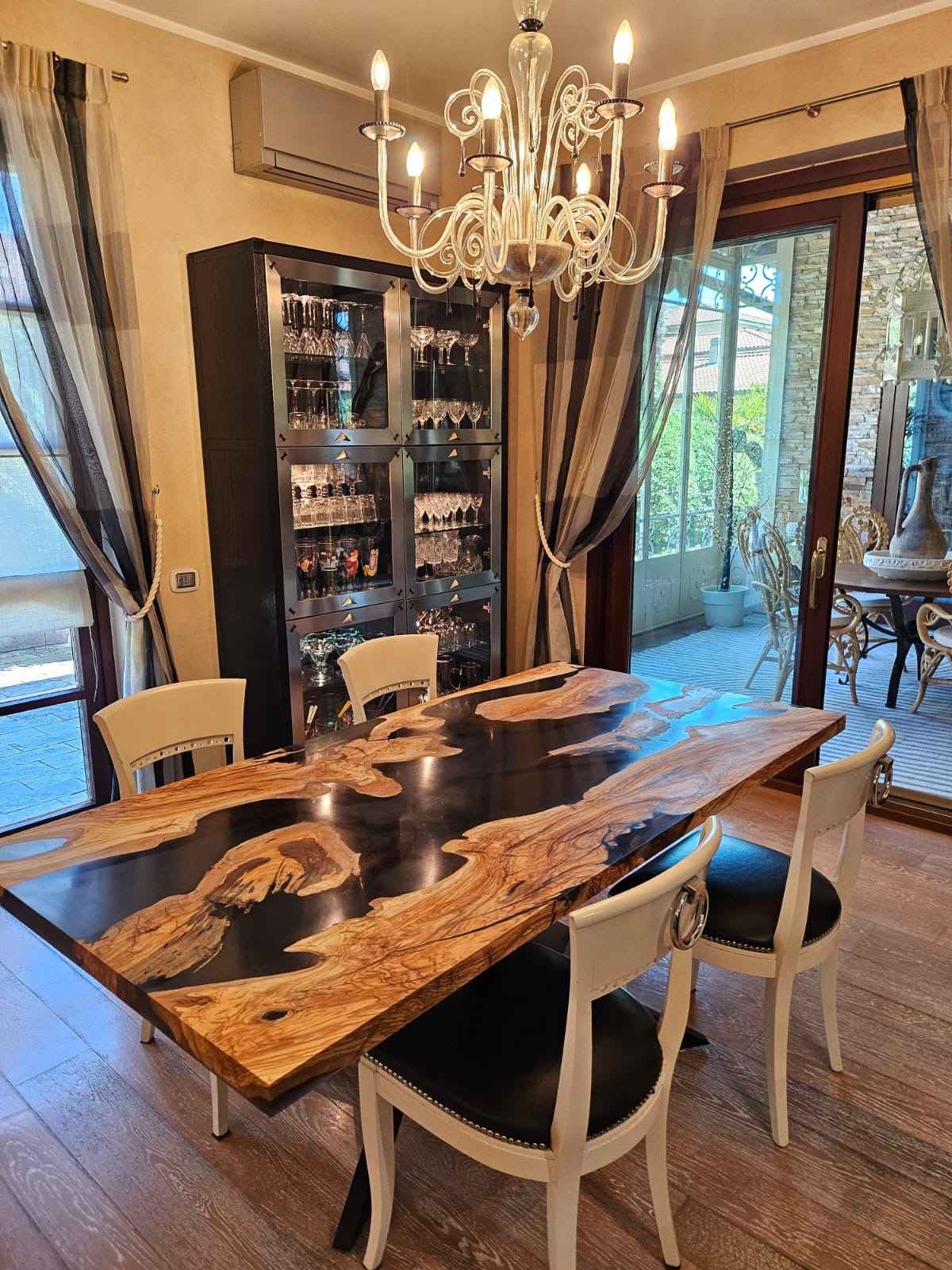 Tavolo da pranzo in legno massello di Ulivo secolare e resina | Su Misura