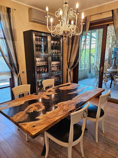 Tavolo da pranzo in legno massello di Ulivo secolare e resina | Su Misura