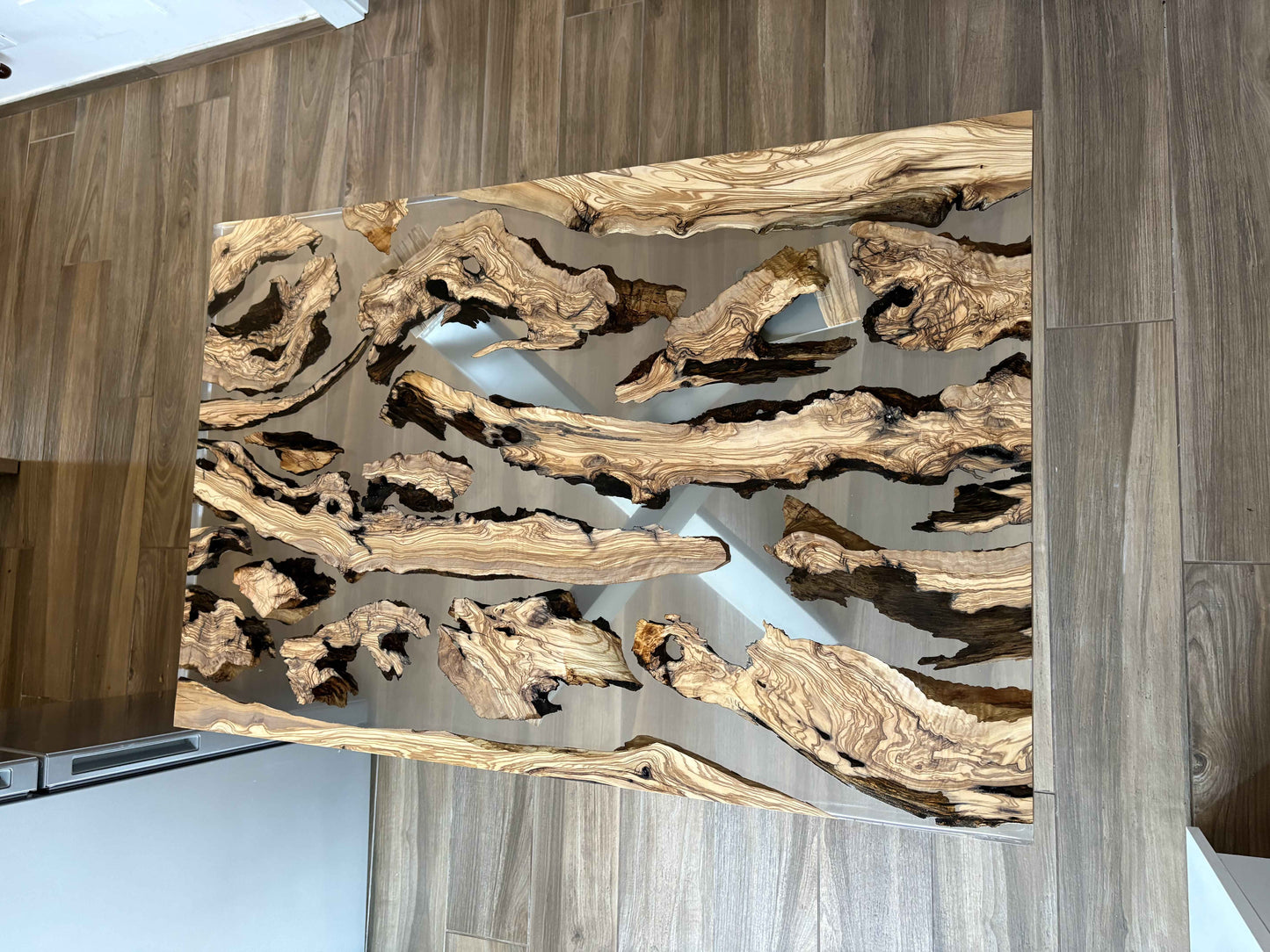 Tavolo da pranzo in legno massello di Ulivo secolare e resina | Su Misura