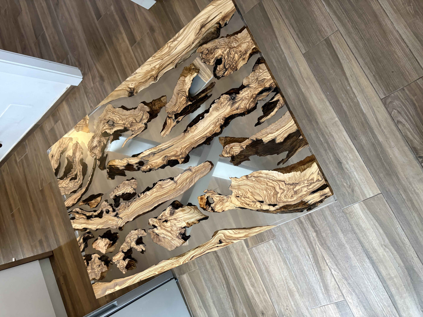 Tavolo da pranzo in legno massello di Ulivo secolare e resina | Su Misura