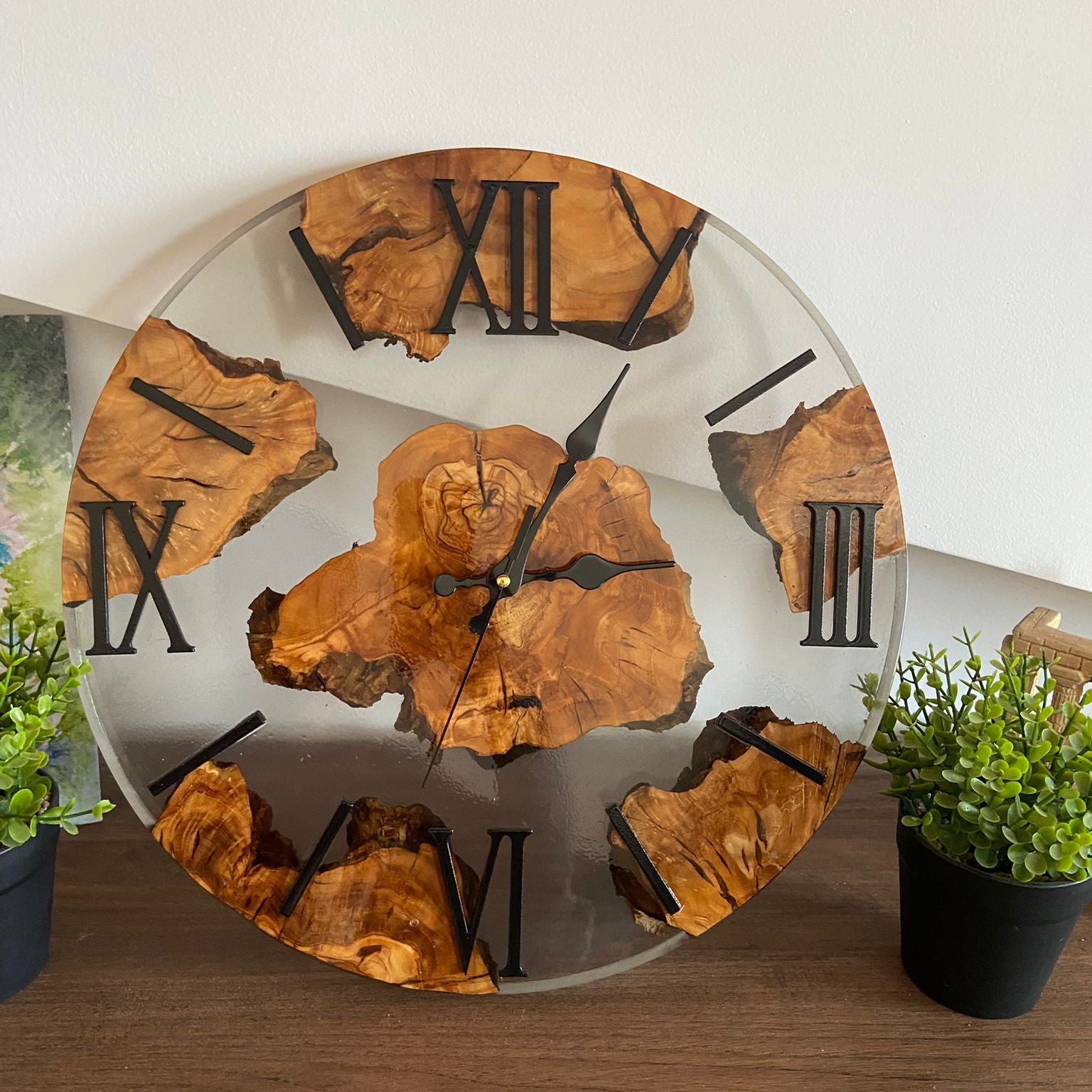 Orologio da parete in resina e radica di ulivo