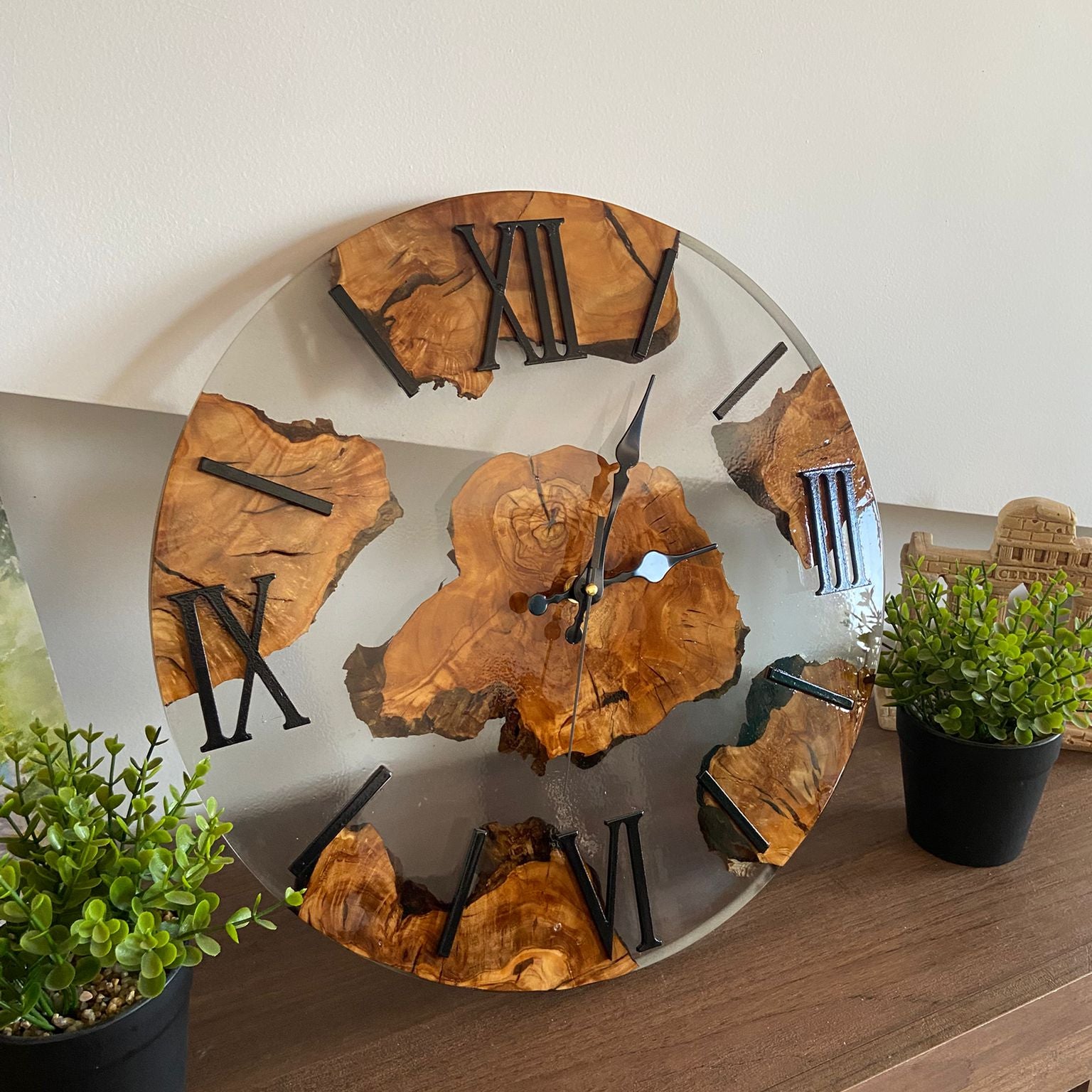 Orologio da parete in resina e radica di ulivo