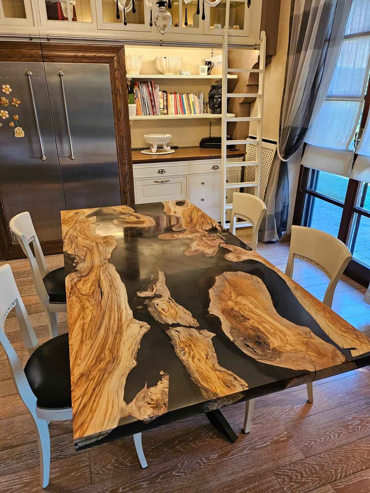 Tavolo da pranzo in legno massello di Ulivo secolare e resina | Su Misura