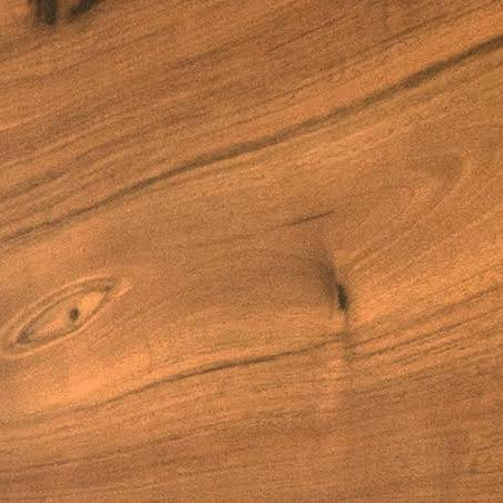Campione ravvicinato di texture in pregiato legno di noce europeo, che mostra i dettagli e le venature naturali del materiale utilizzato per i tavoli artigianali su misura.