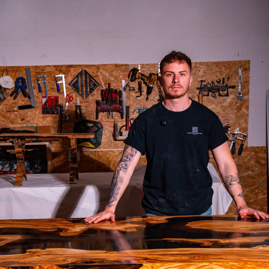 Marco Morrone nel suo laboratorio artigianale di arredo e tavoli in legno e resina a Roma