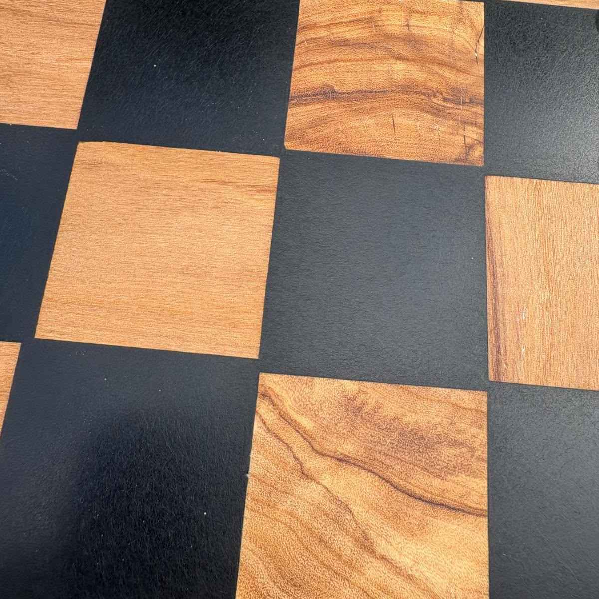 Dettaglio scacchiera artigianale in legno di ulivo pregiato e resina epossidica nera realizzata a Roma