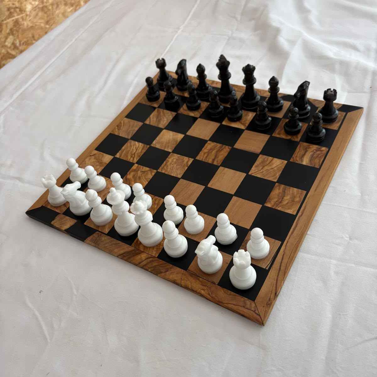 Scacchiera artigianale in legno d'ulivo e resina nera con pedine realizzata a mano in resina a Roma