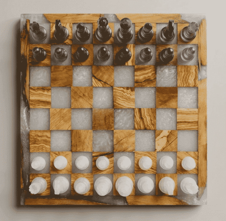 Vista dall'alto di una scacchiera artigianale in legno e resina bianca, con i pezzi schierati per l'inizio della partita creata da marco morrone wood and resin design, con legno e resina di qualità. Tutto made in italy. Ci troviamo a Roma