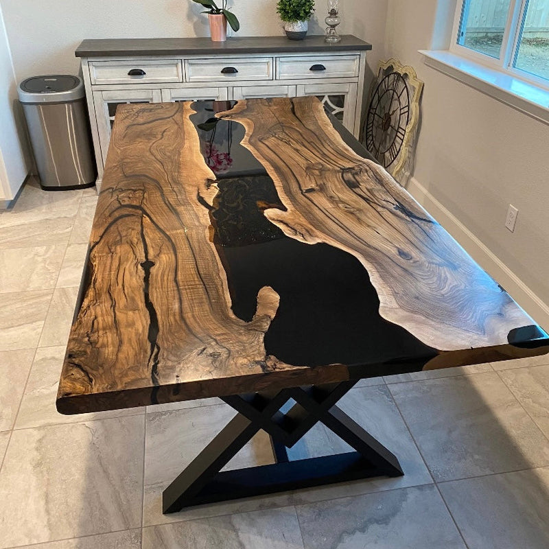 Tavolo da pranzo river table artigianale in legno massello e resina epossidica nera realizzato a mano a Roma