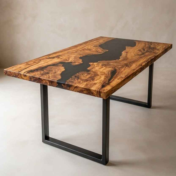Grande tavolo da pranzo artigianale in stile river table, realizzato con tavole in radica di ulivo e una colata centrale di resina epossidica nera, sostenuto da robuste gambe squadrate in metallo nero.