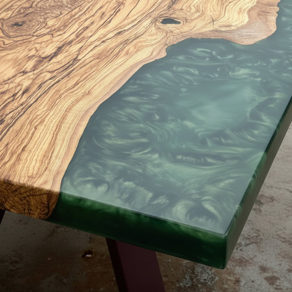Dettaglio tavolo river table artigianale in legno d'ulivo e resina epossidica verde realizzato a Roma