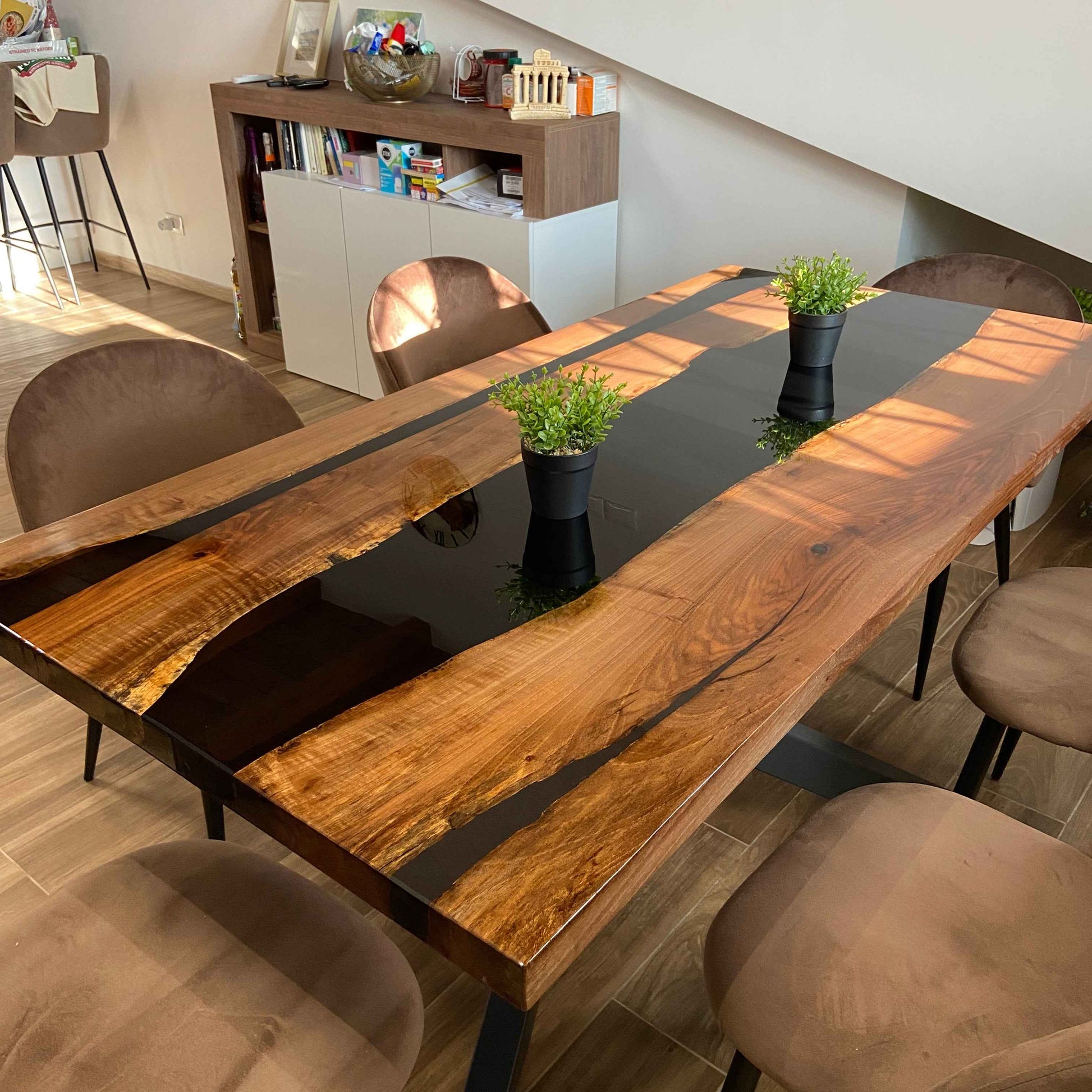Tavolo da pranzo river table artigianale in noce nazionale e resina nera ambientato in soggiorno a Roma