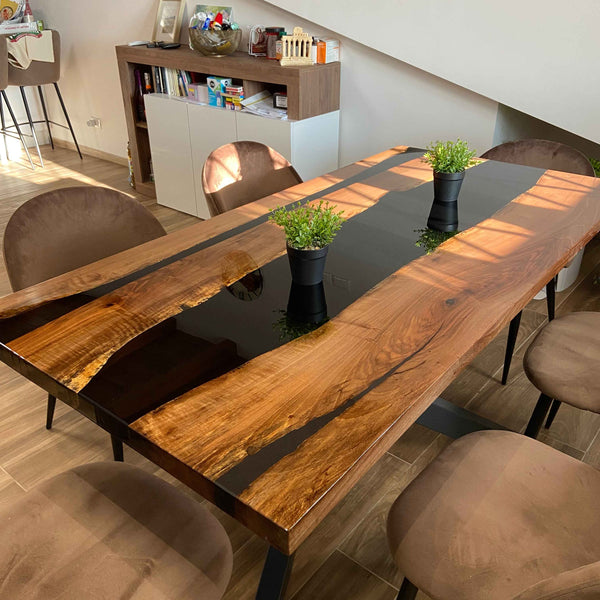 Tavolo da pranzo river table artigianale in noce nazionale e resina nera ambientato in soggiorno a Roma