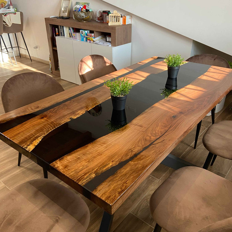 Tavolo da pranzo river table artigianale in noce nazionale e resina nera ambientato in soggiorno a Roma