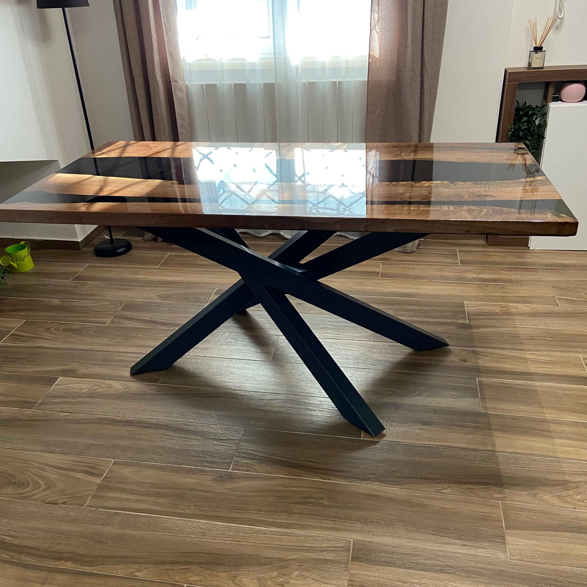 Tavolo da pranzo river table artigianale in legno di noce nazionale e resina epossidica colore nero realizzato a mano a Roma e finitura lucida del tavolo