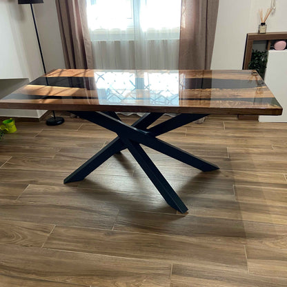 Tavolo da pranzo river table artigianale in legno di noce nazionale e resina epossidica colore nero realizzato a mano a Roma e finitura lucida del tavolo