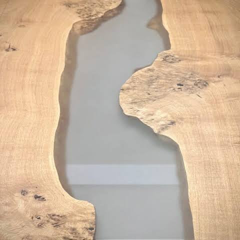 Dettaglio tavolo river table artigianale in resina epossidica bianca e legno pregiato realizzato a Roma